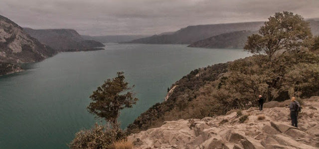 Paisagens do outono no caminho para o Paso Hua Hum em San Martin de los Andes