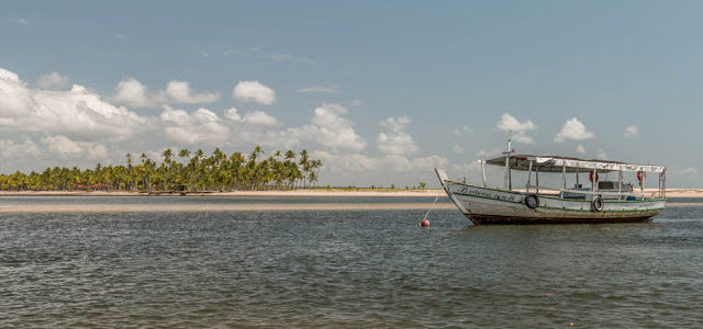 Passeio de barco na da ilha de Boipeba