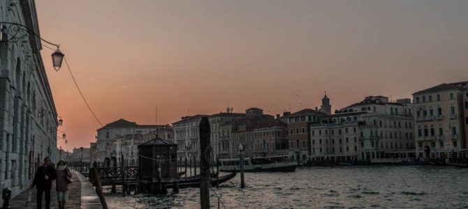 Pelos canais e calçadas de Veneza, Itália